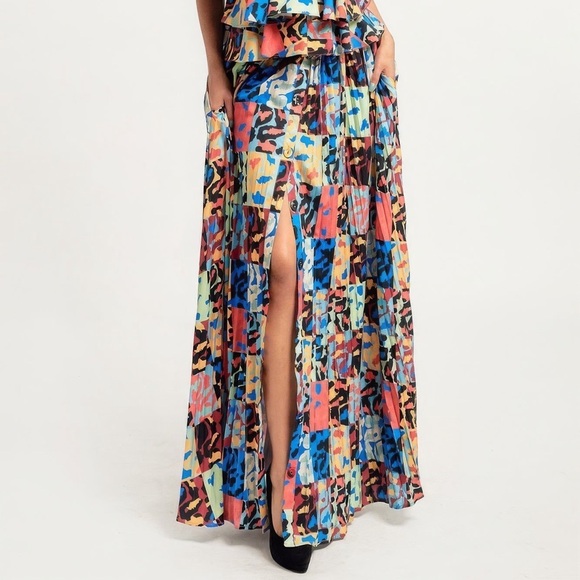 Printed Ruffle Top And Pleated Skirt Set - Picture 2 of 6
